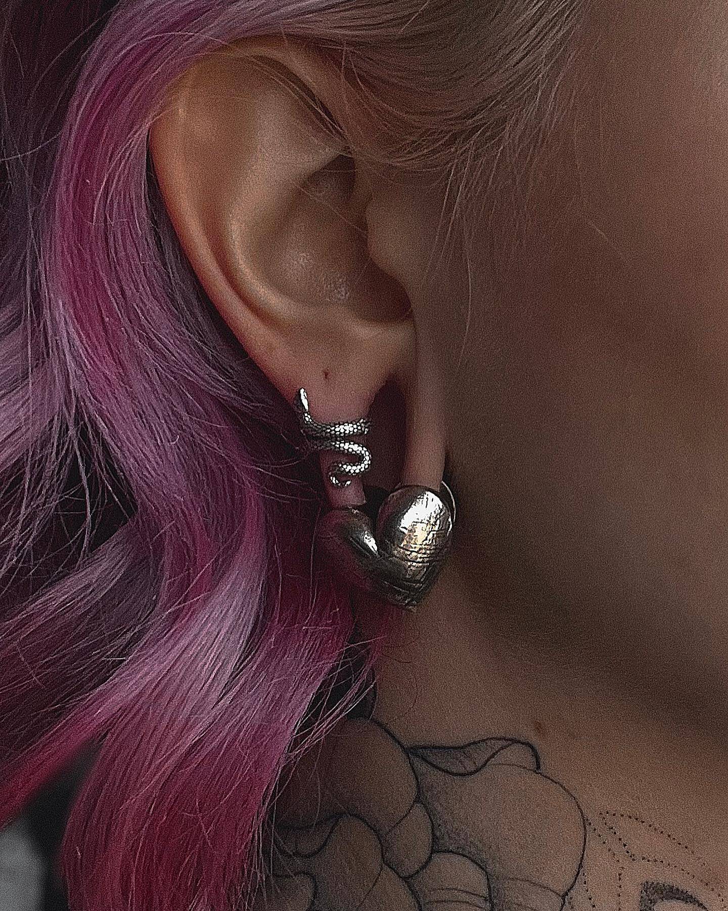 Cuff Lobe Snake en acero inoxidable 316L con diseño de serpiente, ideal para expansiones desde 6mm. Disponible en plateado.