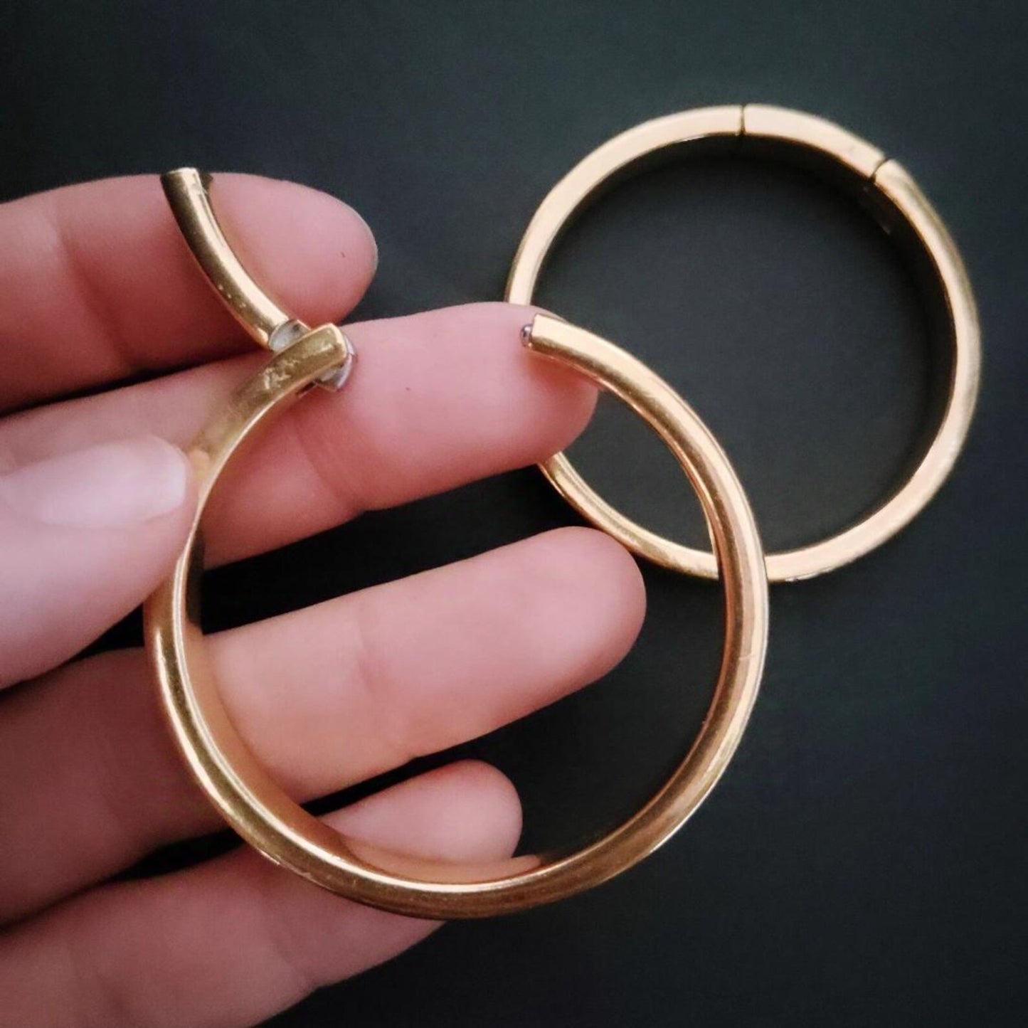 Hanger Hoop Flat en acero inoxidable 316L con diseño de argolla plana, ideal para expansiones desde 6mm. Disponible en dorado y plateado