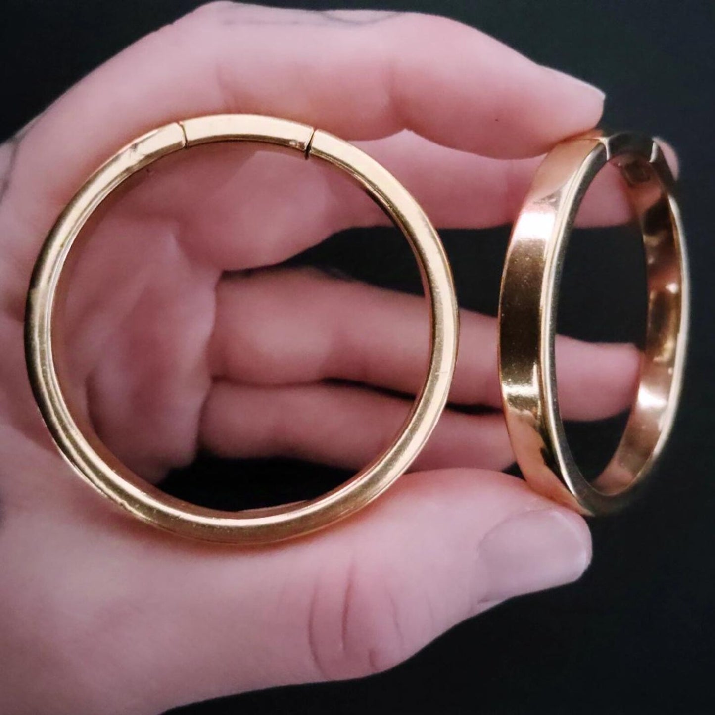 Hanger Hoop Flat en acero inoxidable 316L con diseño de argolla plana, ideal para expansiones desde 6mm. Disponible en dorado y plateado