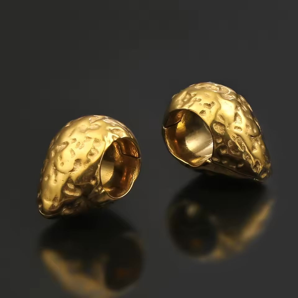 Cuff magnético Valhalla Lobe en acero inoxidable con diseño de oreja élfica, disponible en plateado y dorado, para expansiones de oreja desde 10mm