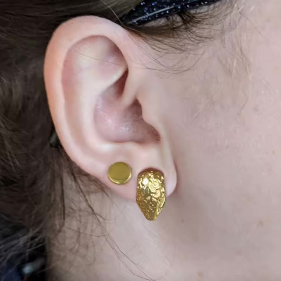 Cuff magnético Valhalla Lobe en acero inoxidable con diseño de oreja élfica, disponible en plateado y dorado, para expansiones de oreja desde 10mm