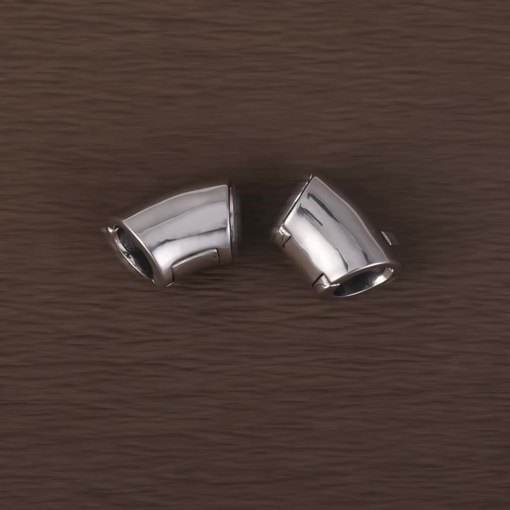 Cuff Singularity Lobe en acero inoxidable con diseño futurista y cierre de clip, disponible en plateado y dorado, para expansiones de oreja desde 10mm obsidianloops