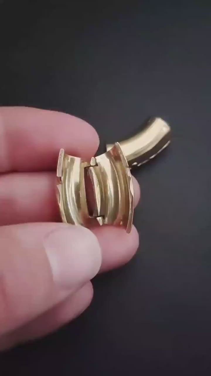 Cuff Singularity Lobe en acero inoxidable con diseño futurista y cierre de clip, disponible en plateado y dorado, para expansiones de oreja desde 10mm obsidianloops